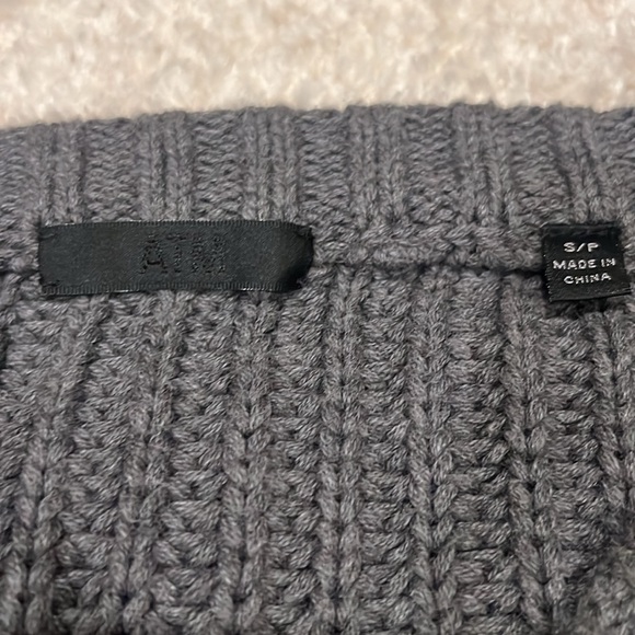 ATM Cropped V-neck Sweater - Picture 3 of 5